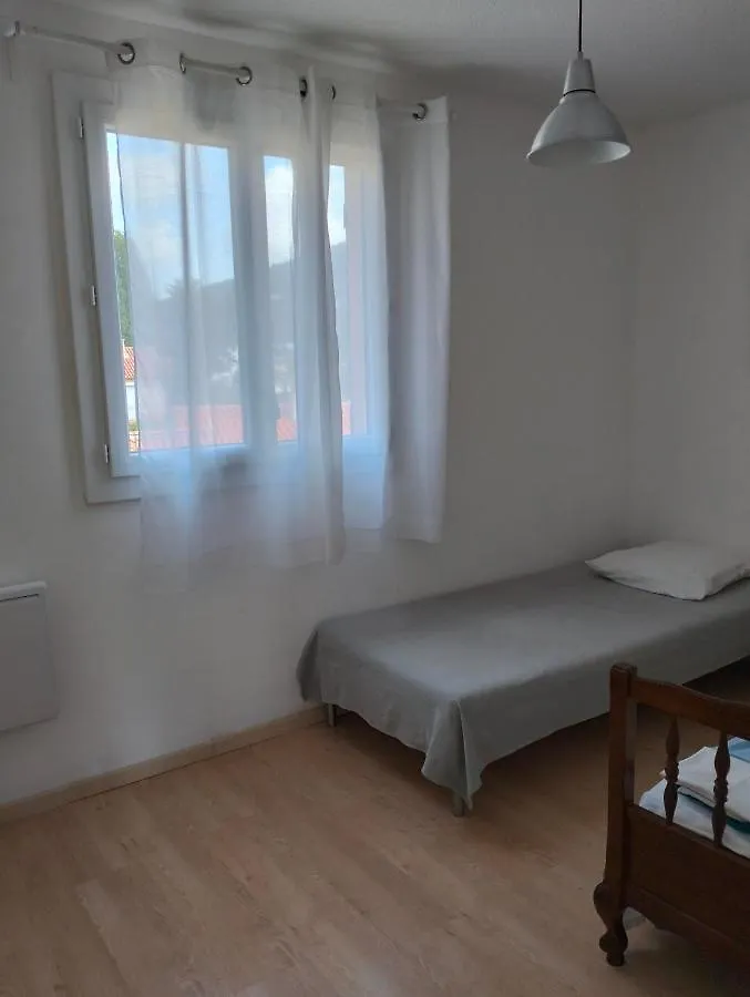Charmant F 3 Lumineux Proche Plage Et Vue Mer Carqueiranne