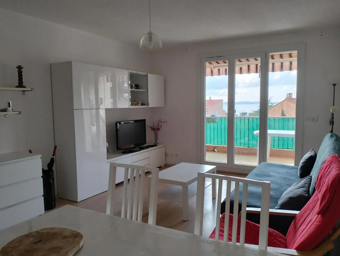 Charmant F 3 Lumineux Proche Plage Et Vue Mer Carqueiranne 0*,  France
