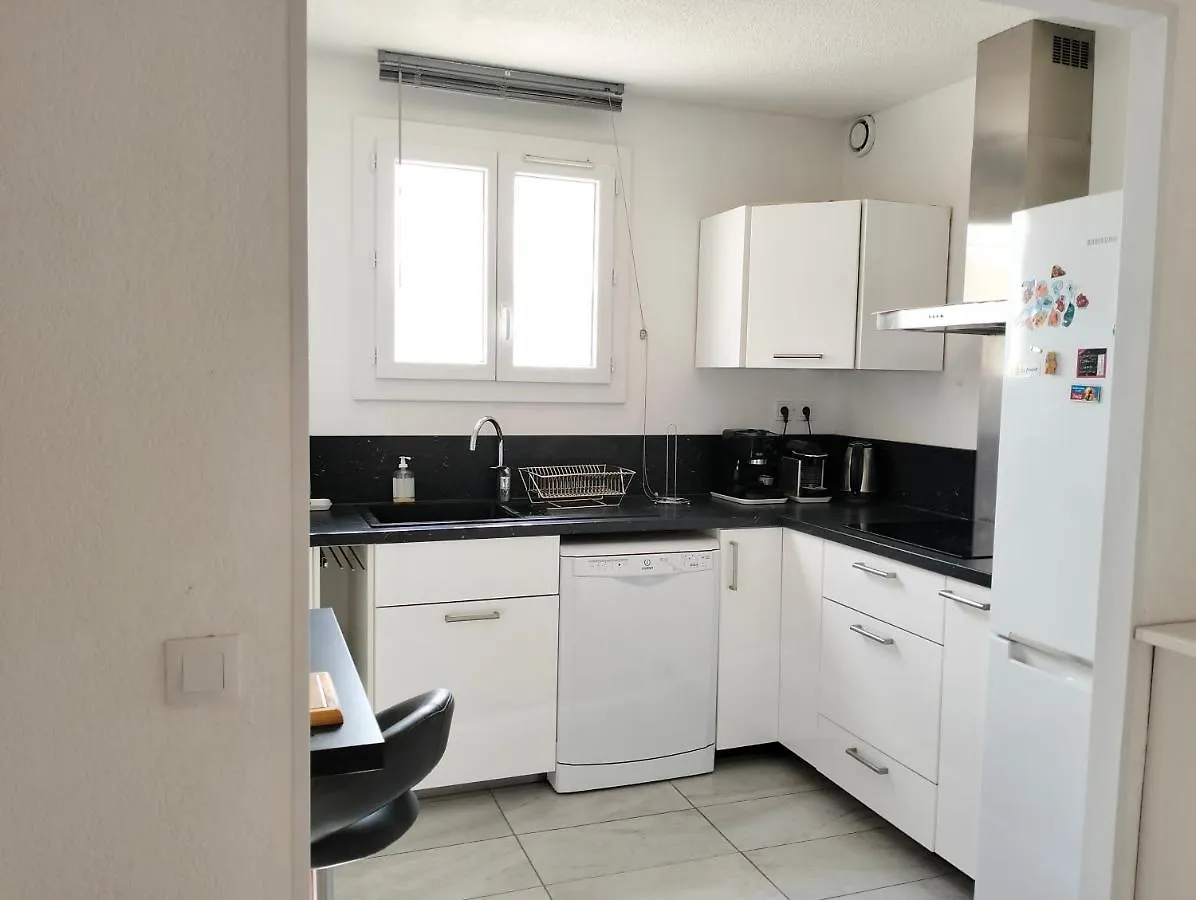 Charmant F 3 Lumineux Proche Plage Et Vue Mer Carqueiranne Appartamento